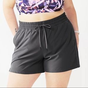 NWT- Tek gear mid-rise woven shorts, size 3X